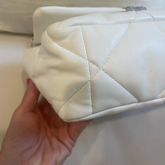 CHANEL 19 HANDBAG
Lambskin, Gold-Tone, Silver-Tone & Ruthenium-Finish Metal - Picture 8 of 15